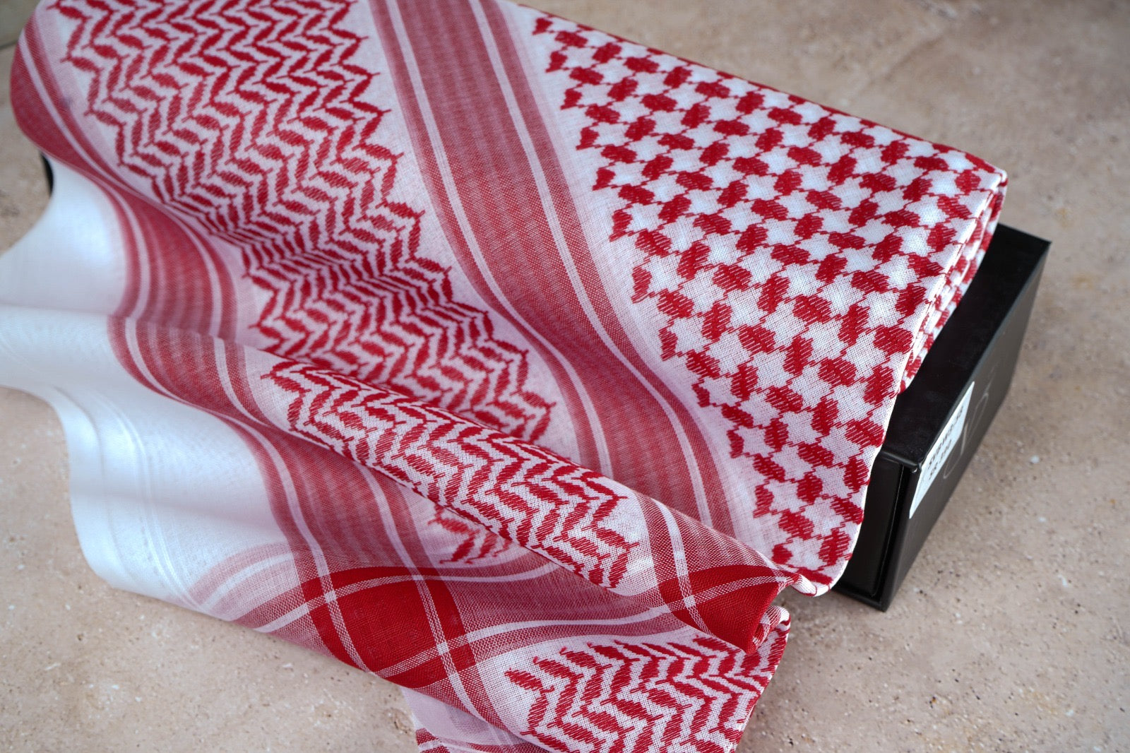 شماغ فلنتينو أحمر