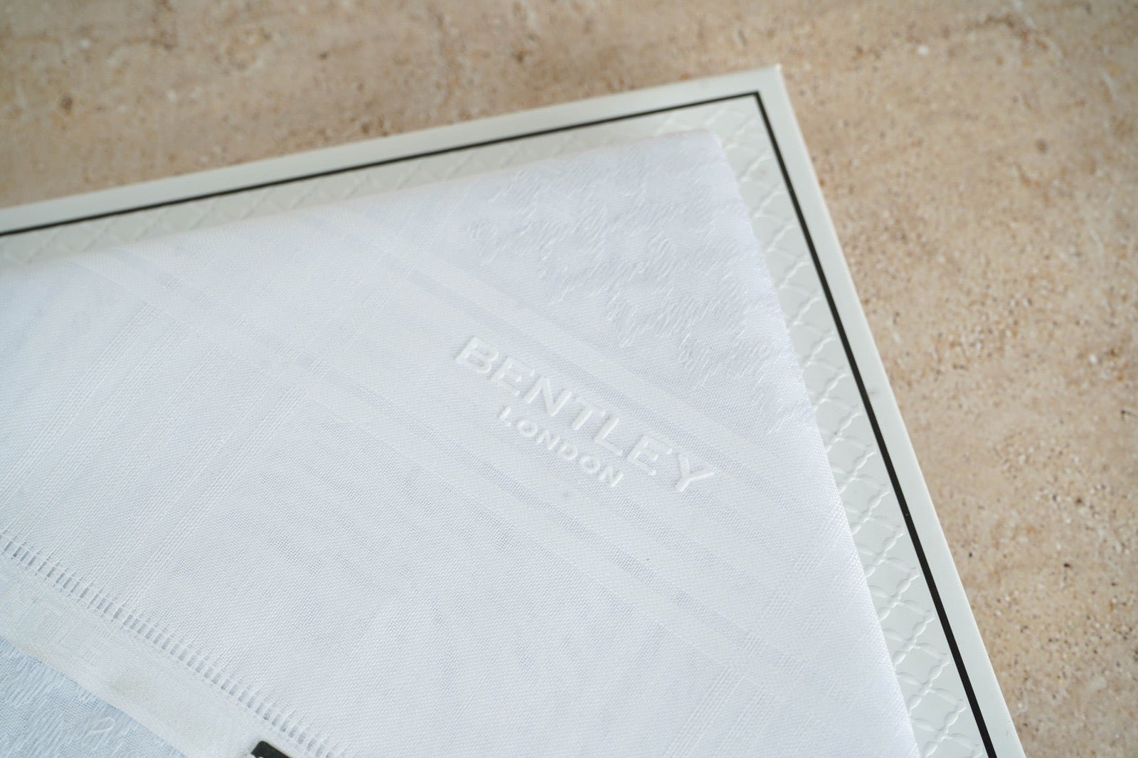 شماغ بنتلي ابيض