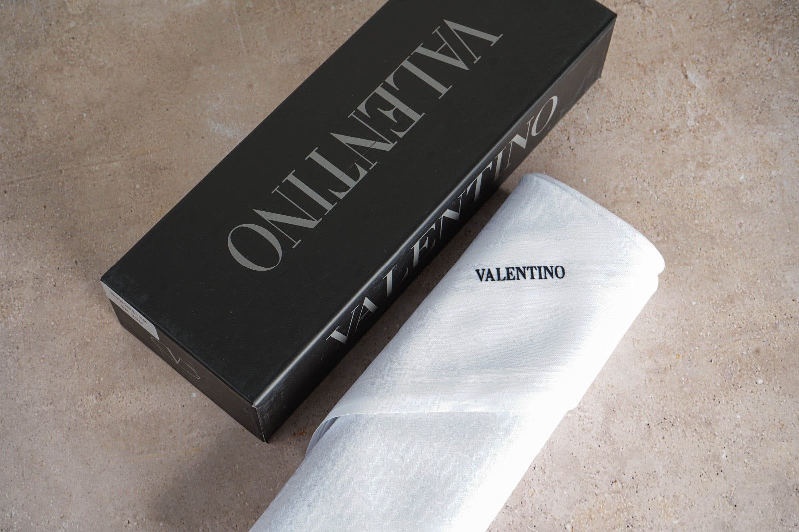 شماغ فلنتينو أبيض