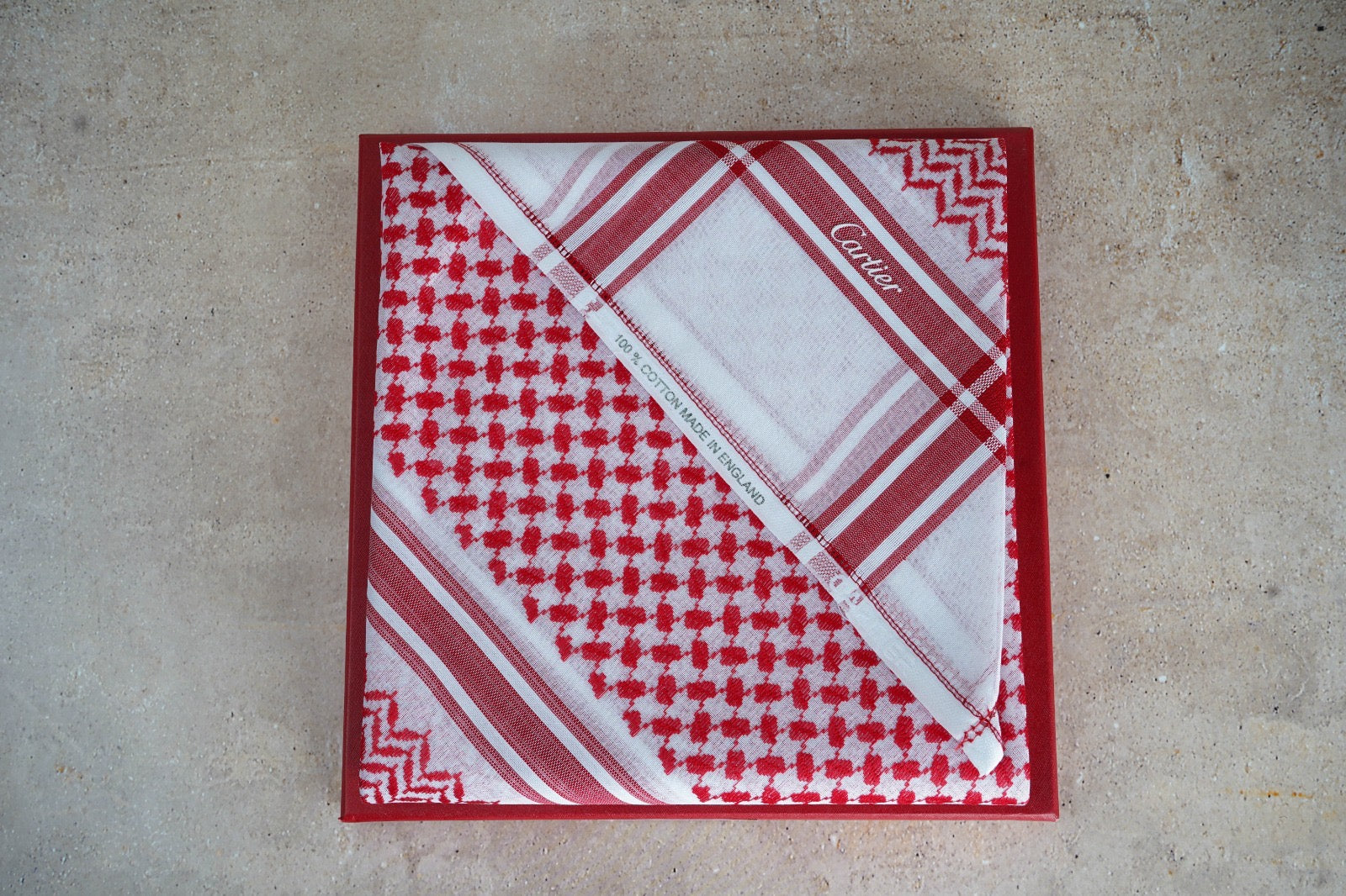 شماغ كارتير أحمر