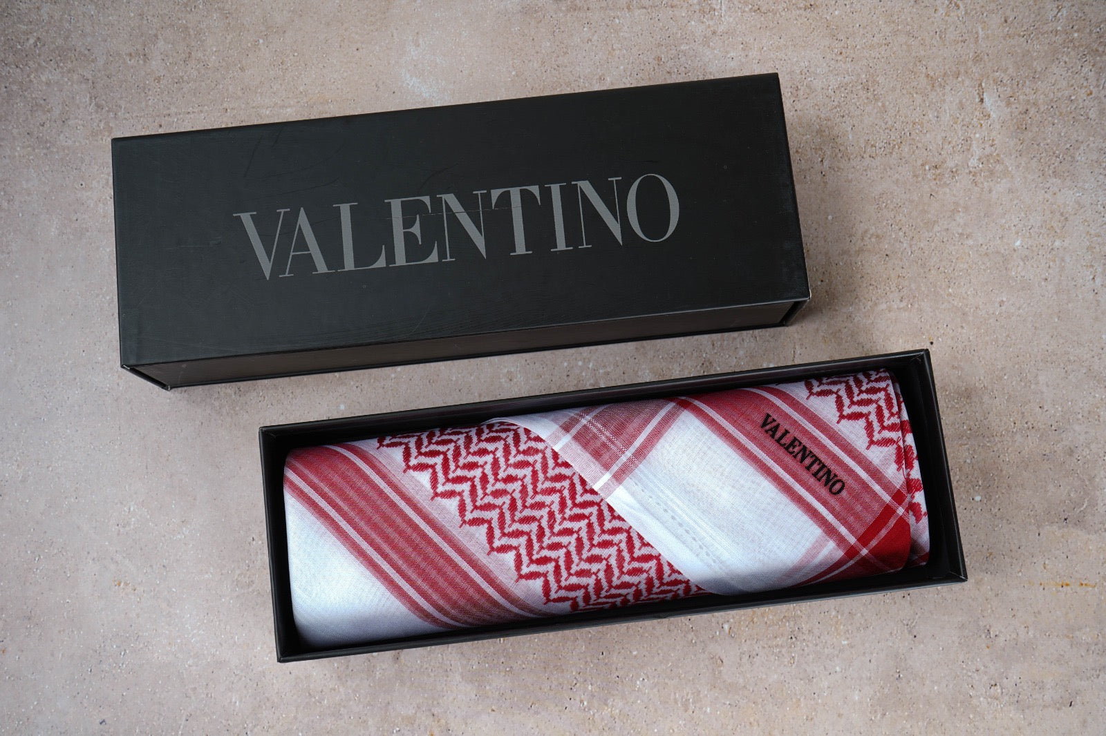 شماغ فلنتينو أحمر