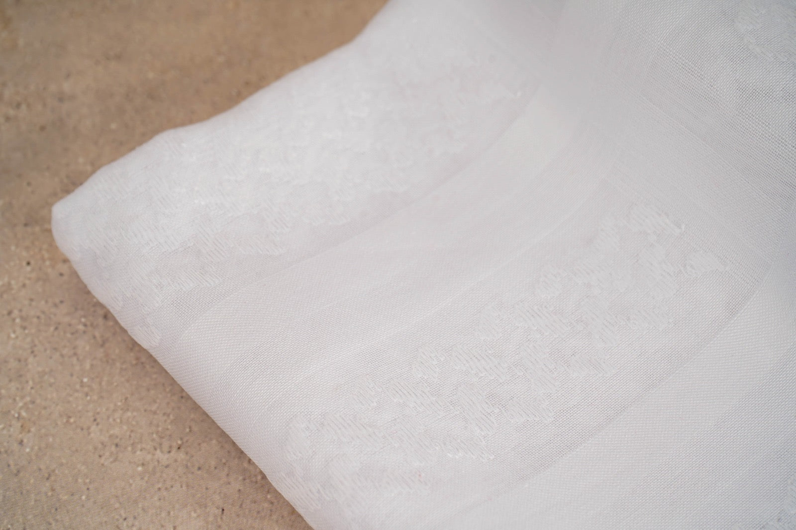 شماغ جفنشي أبيض