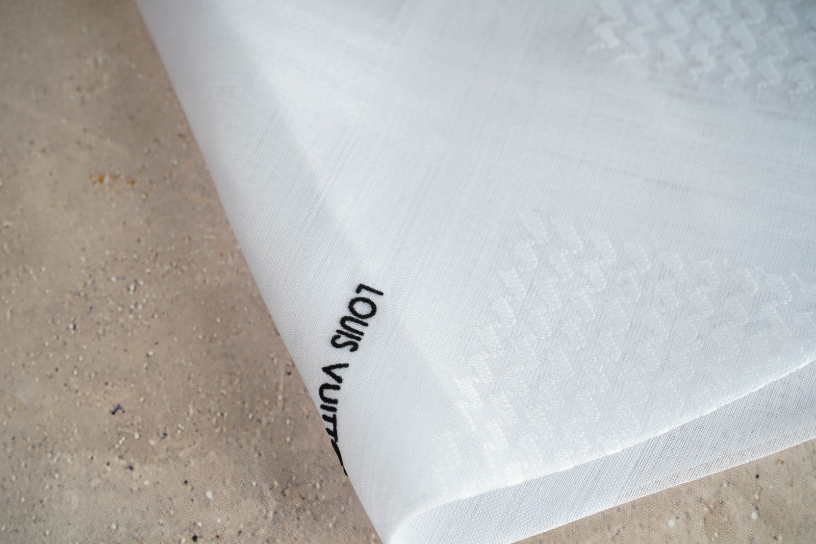 شماغ لويس فيتون أبيض