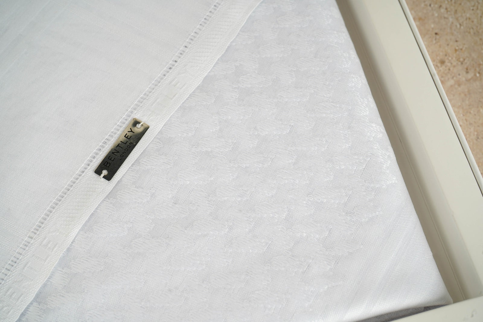 شماغ بنتلي ابيض