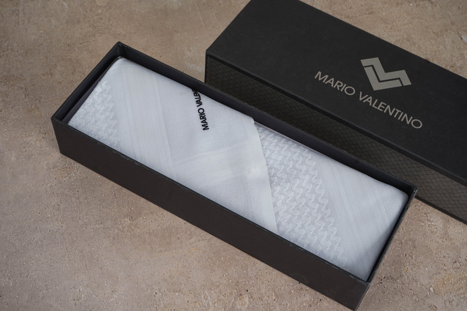 شماغ ماريو فالنتينو أبيض
