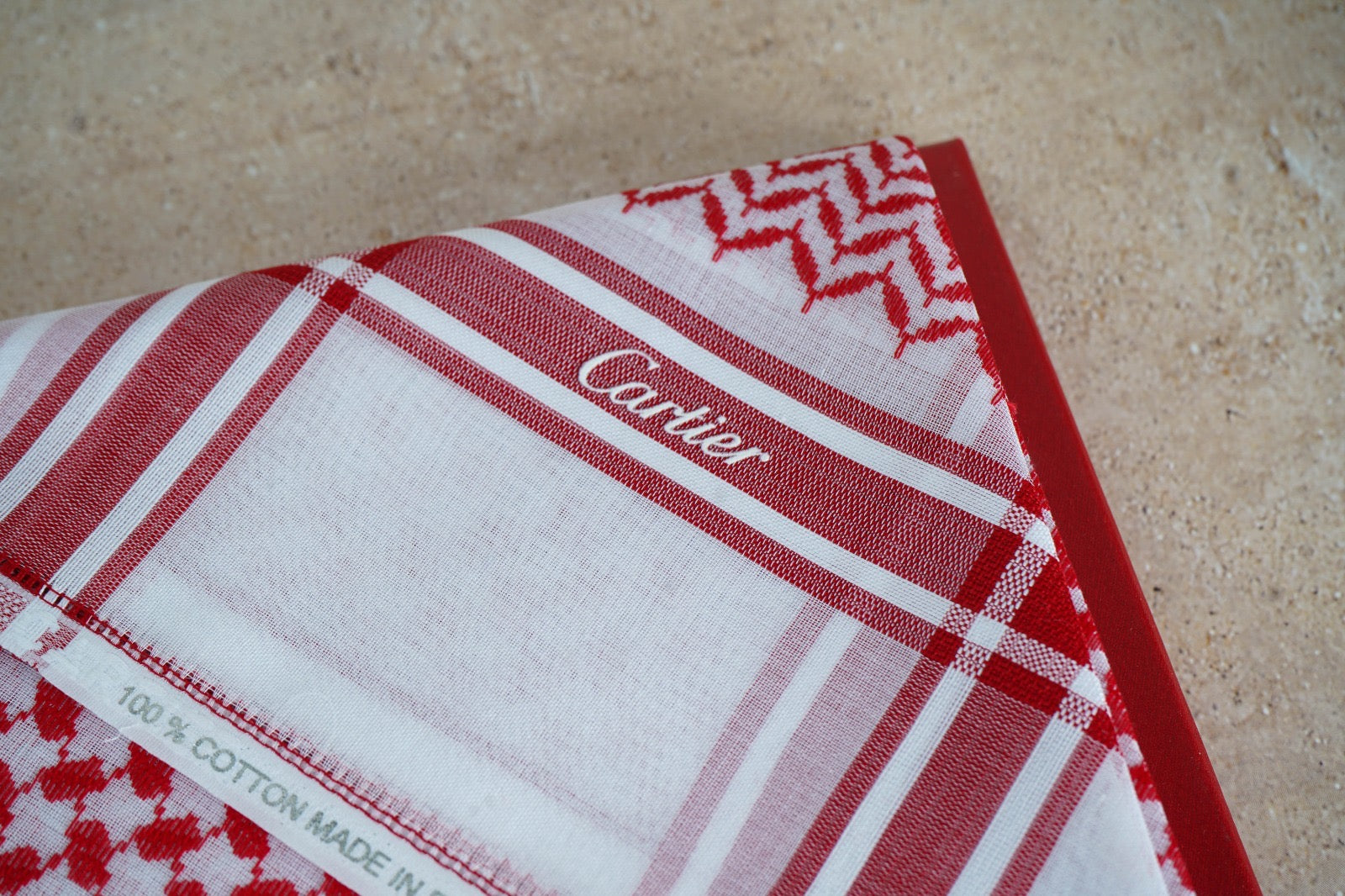 شماغ كارتير أحمر