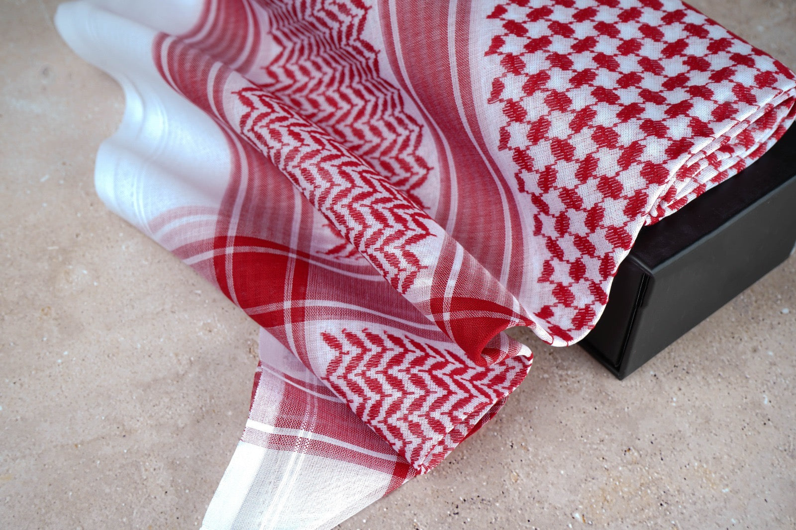 شماغ فلنتينو أحمر