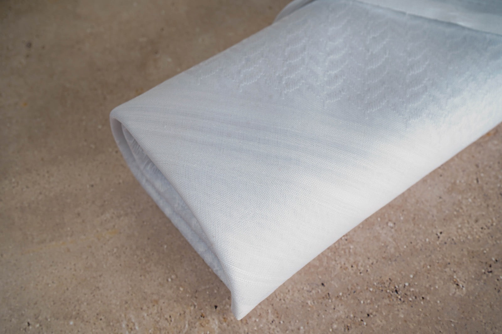 شماغ فلنتينو أبيض