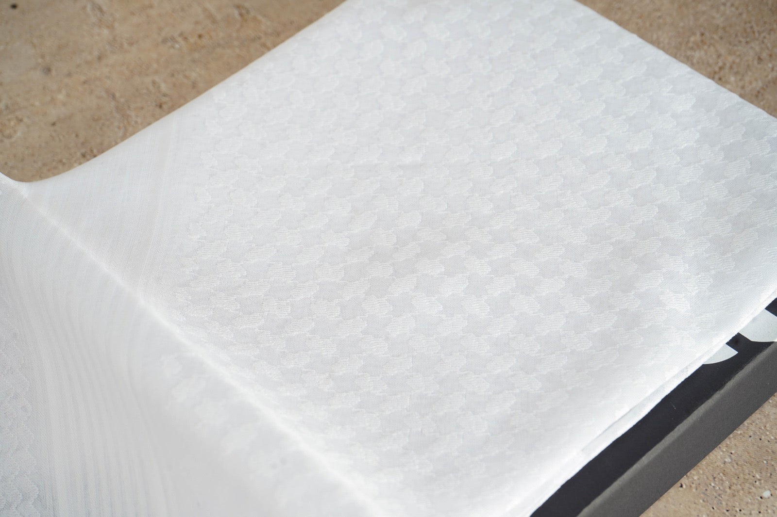 شماغ جورجيو أرماني أبيض