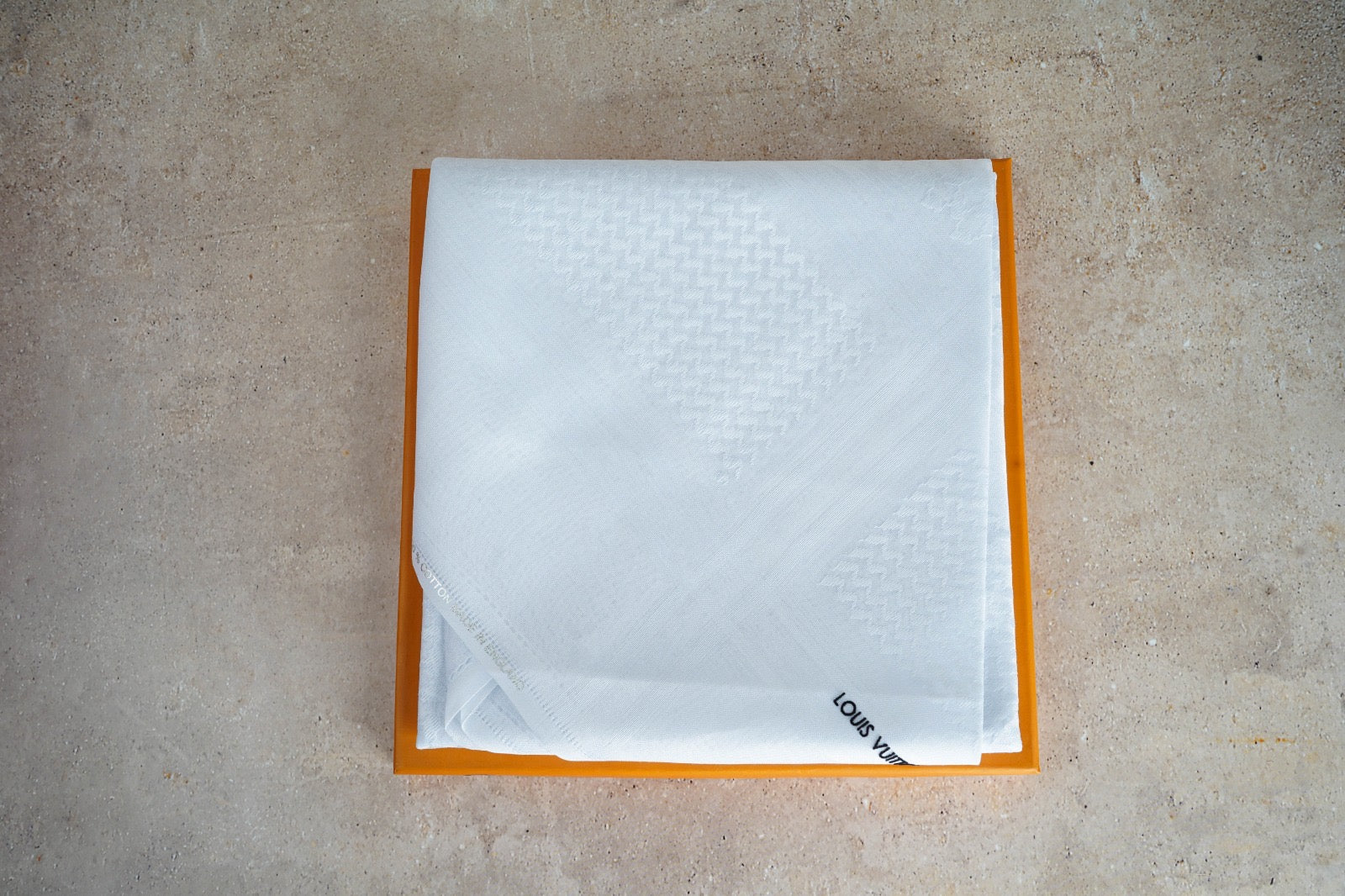 شماغ لويس فيتون أبيض