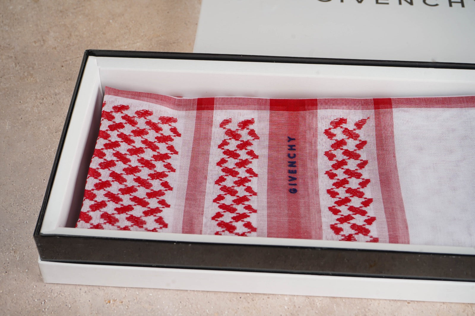 شماغ جيفنشي الأحمر