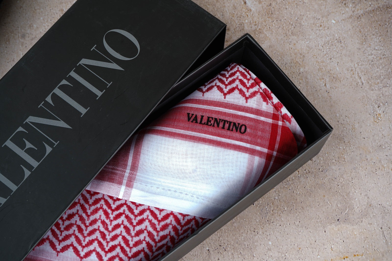 شماغ فلنتينو أحمر