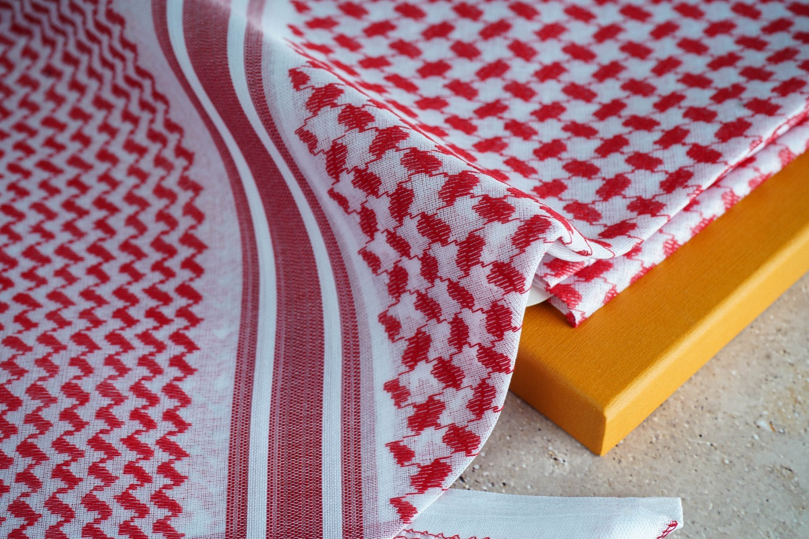 شماغ لويس فيتون أحمر