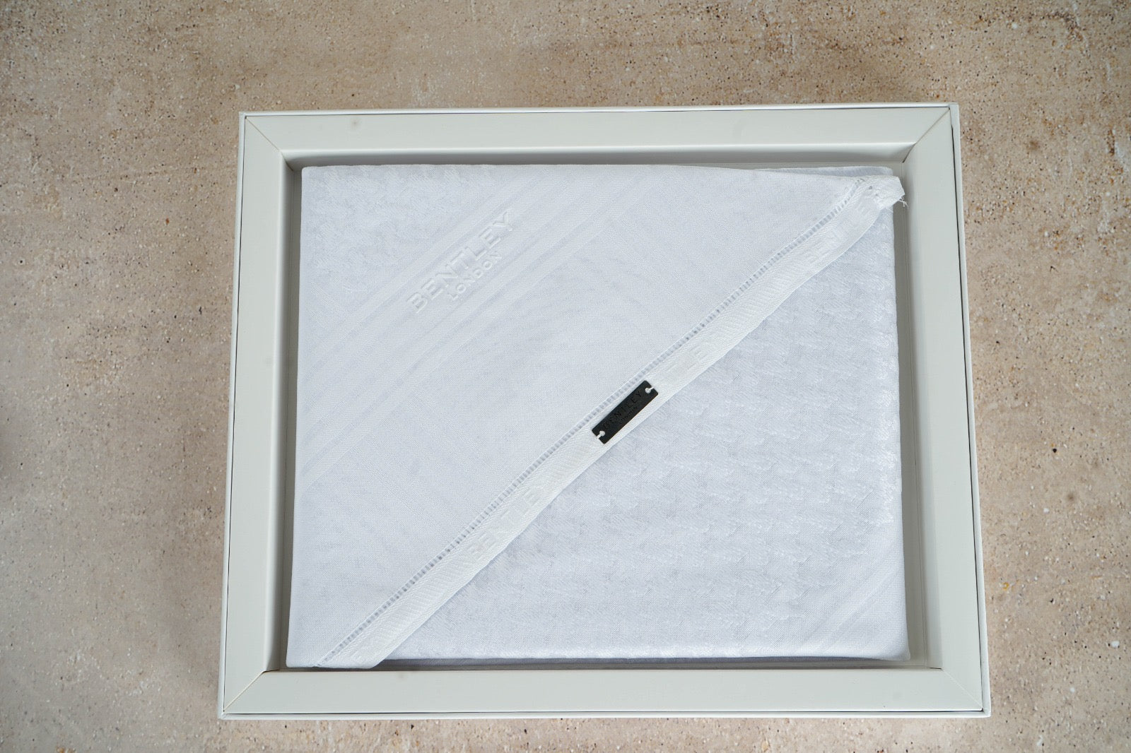 شماغ بنتلي ابيض