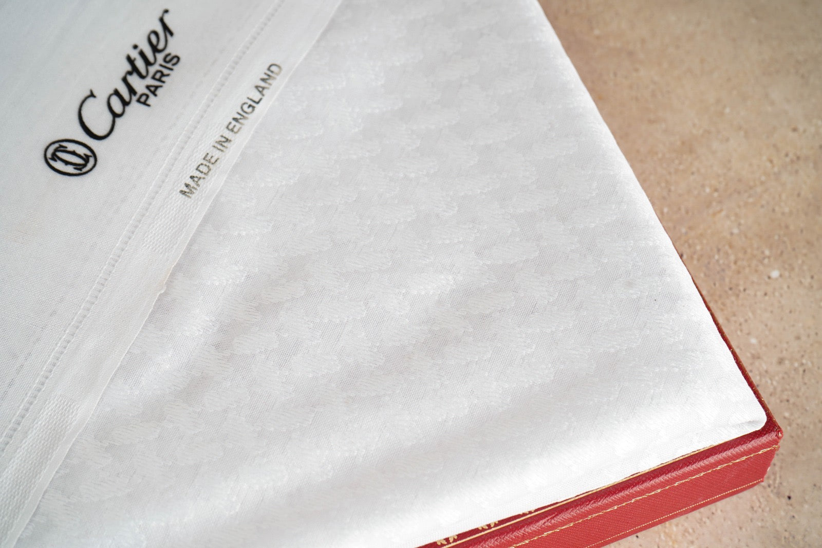 شماغ كارتير أبيض