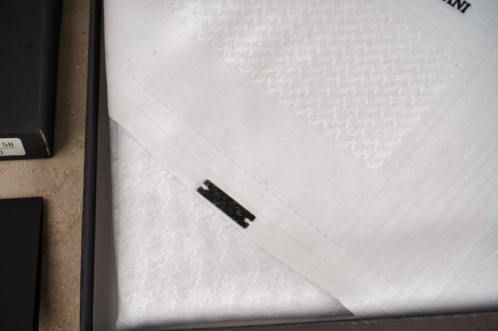 شماغ جورجيو أرماني الأبيض