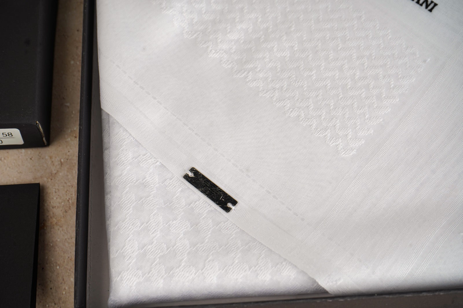 شماغ جورجيو أرماني أبيض