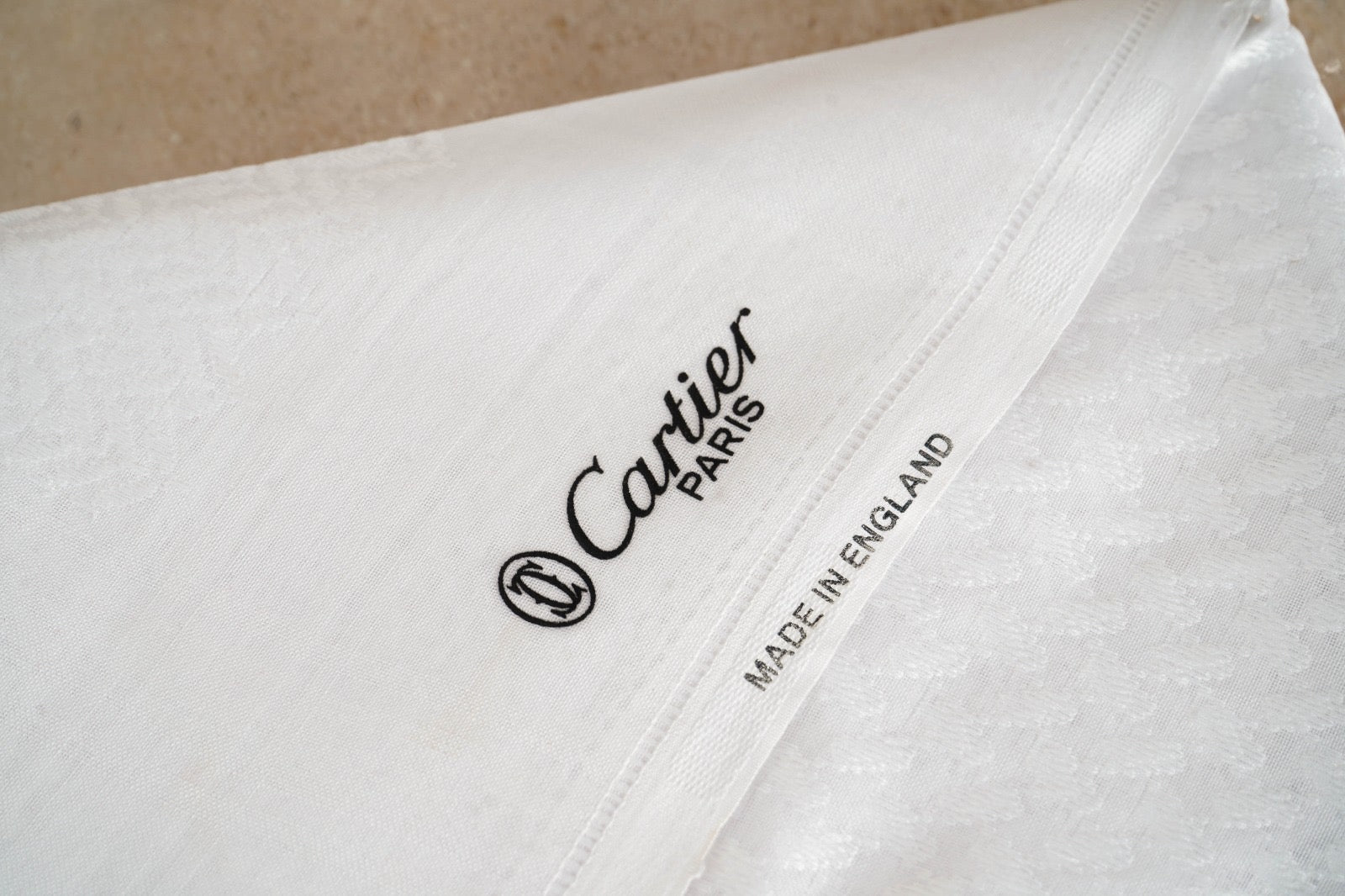 شماغ كارتير أبيض