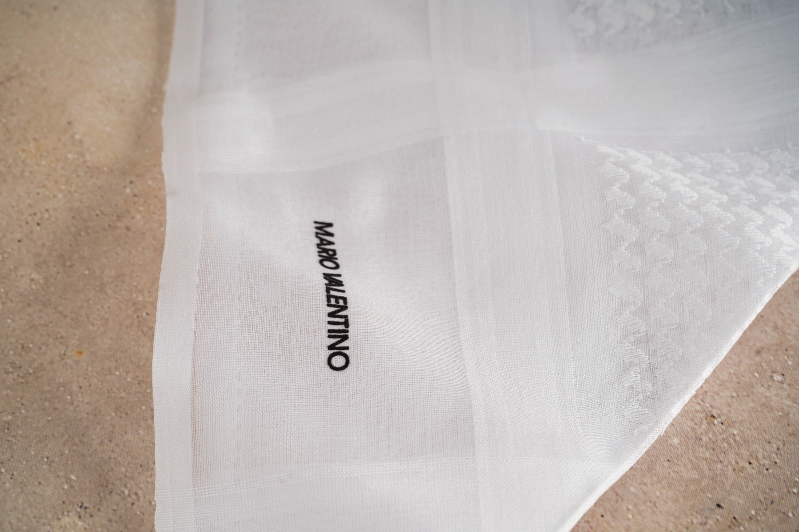 شماغ ماريو فالنتينو أبيض