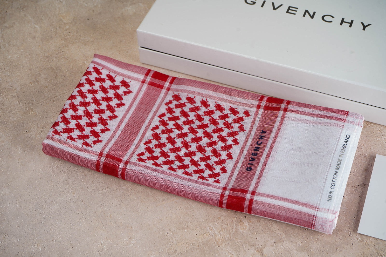 شماغ جيفنشي الأحمر