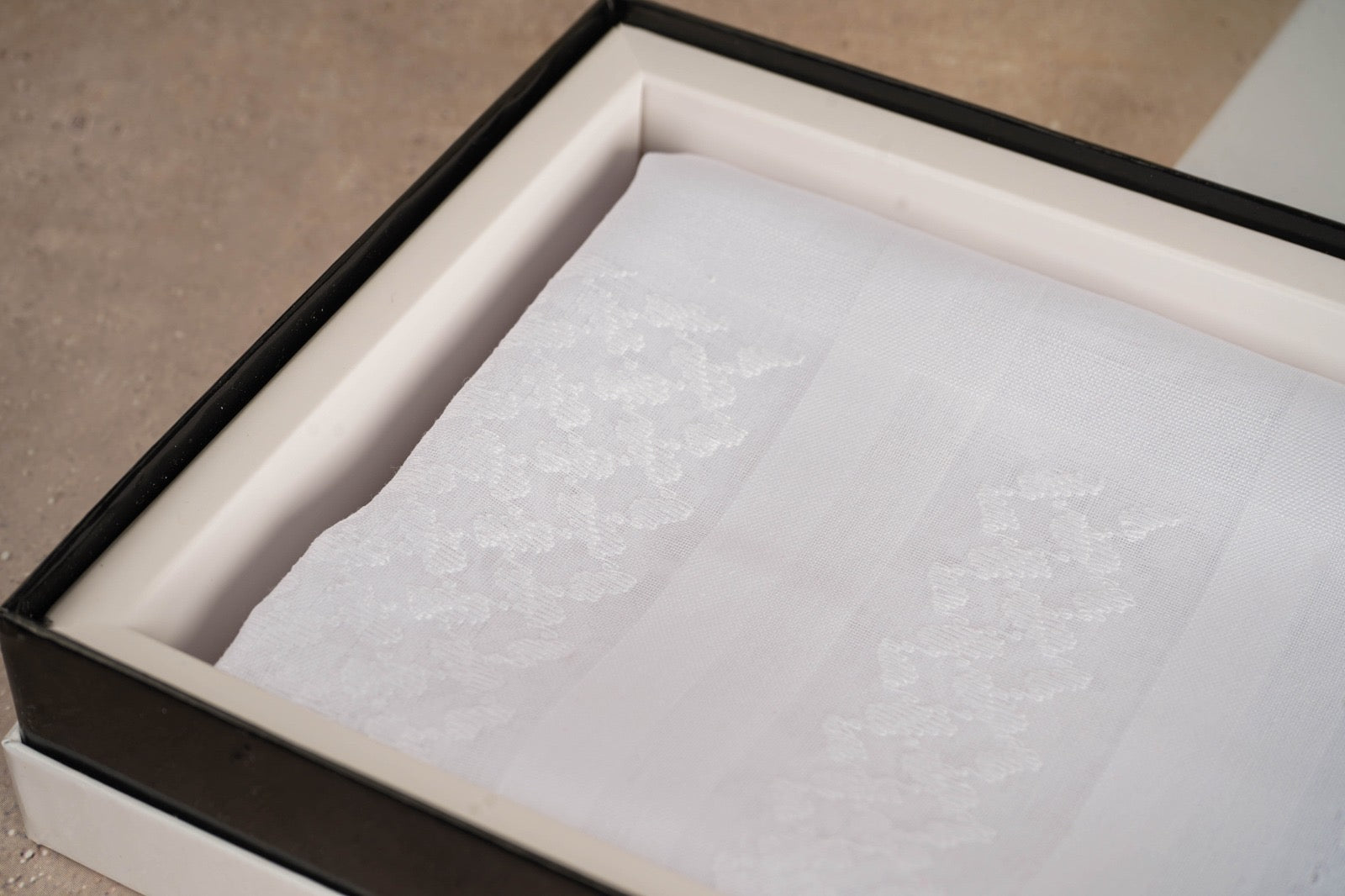 شماغ جفنشي أبيض