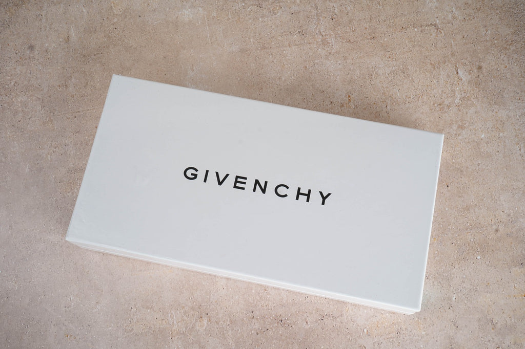 شماغ جيفنشي الأحمر