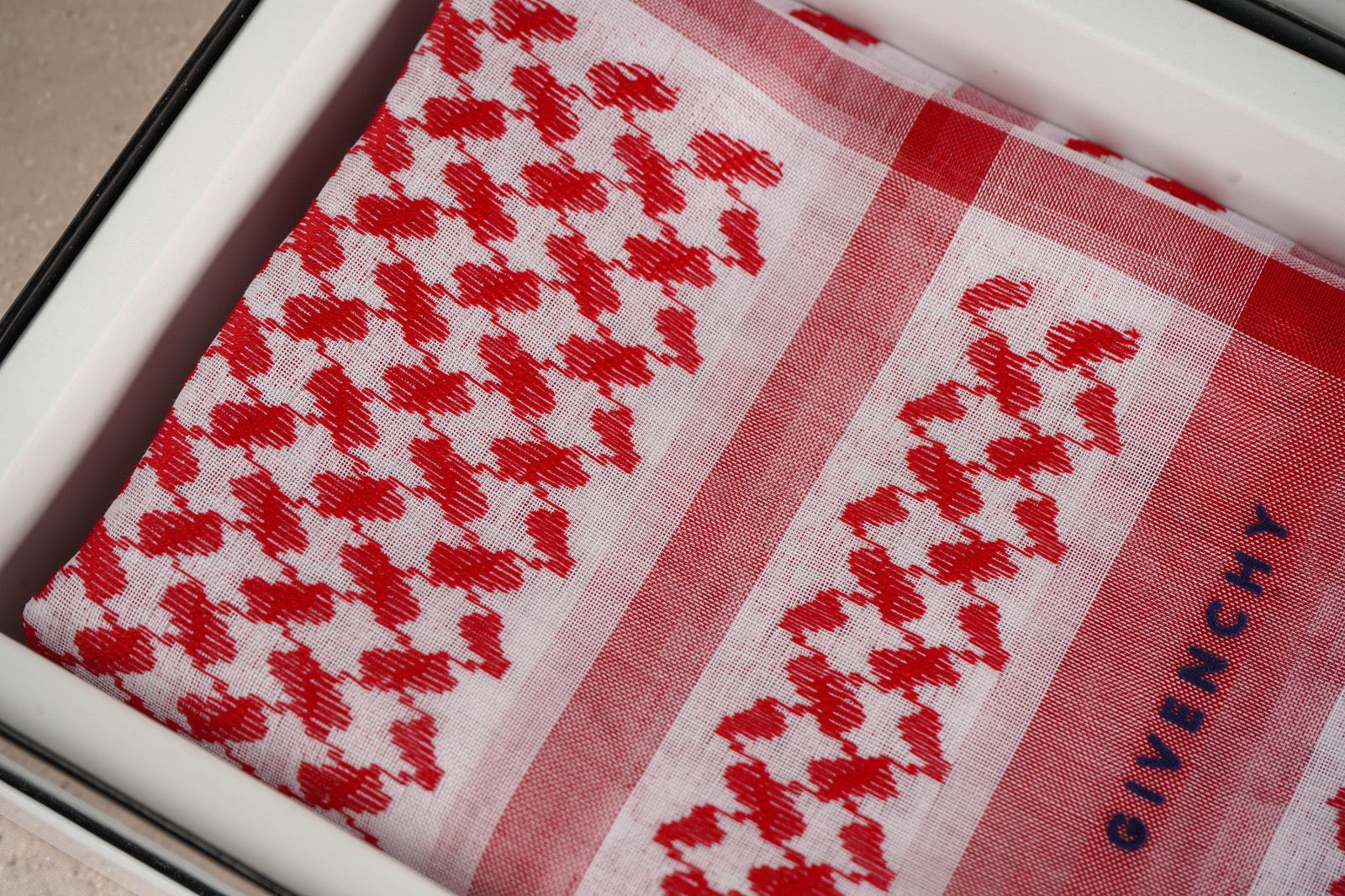 شماغ جيفنشي أحمر