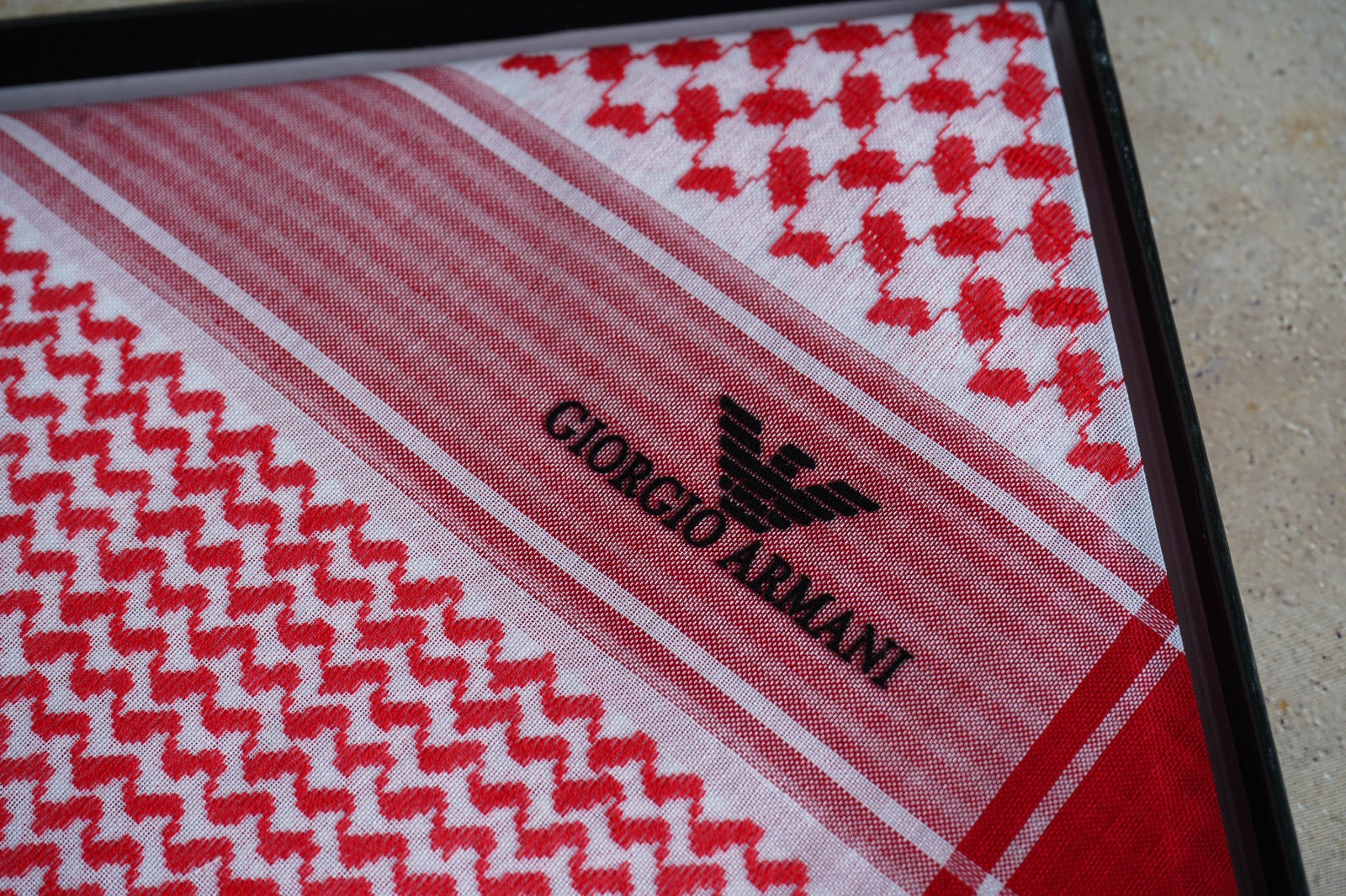 شماغ جورجيو أرماني أحمر