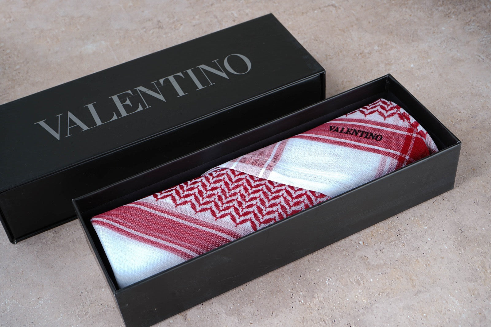 شماغ فلنتينو أحمر