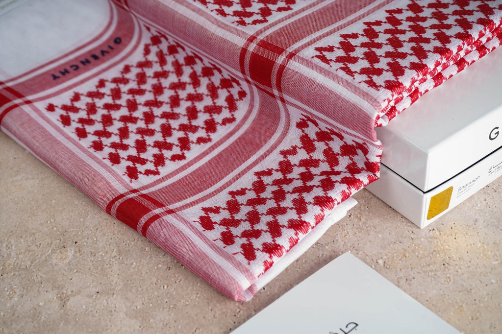 شماغ جيفنشي الأحمر