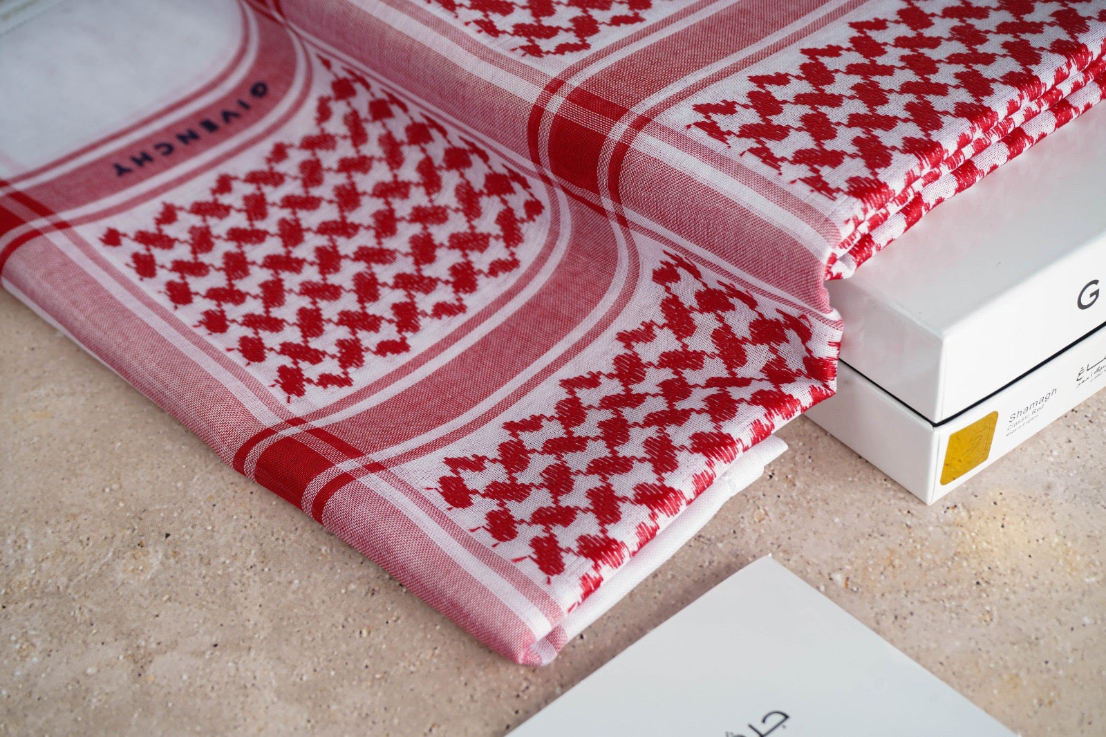 شماغ جيفنشي الأحمر