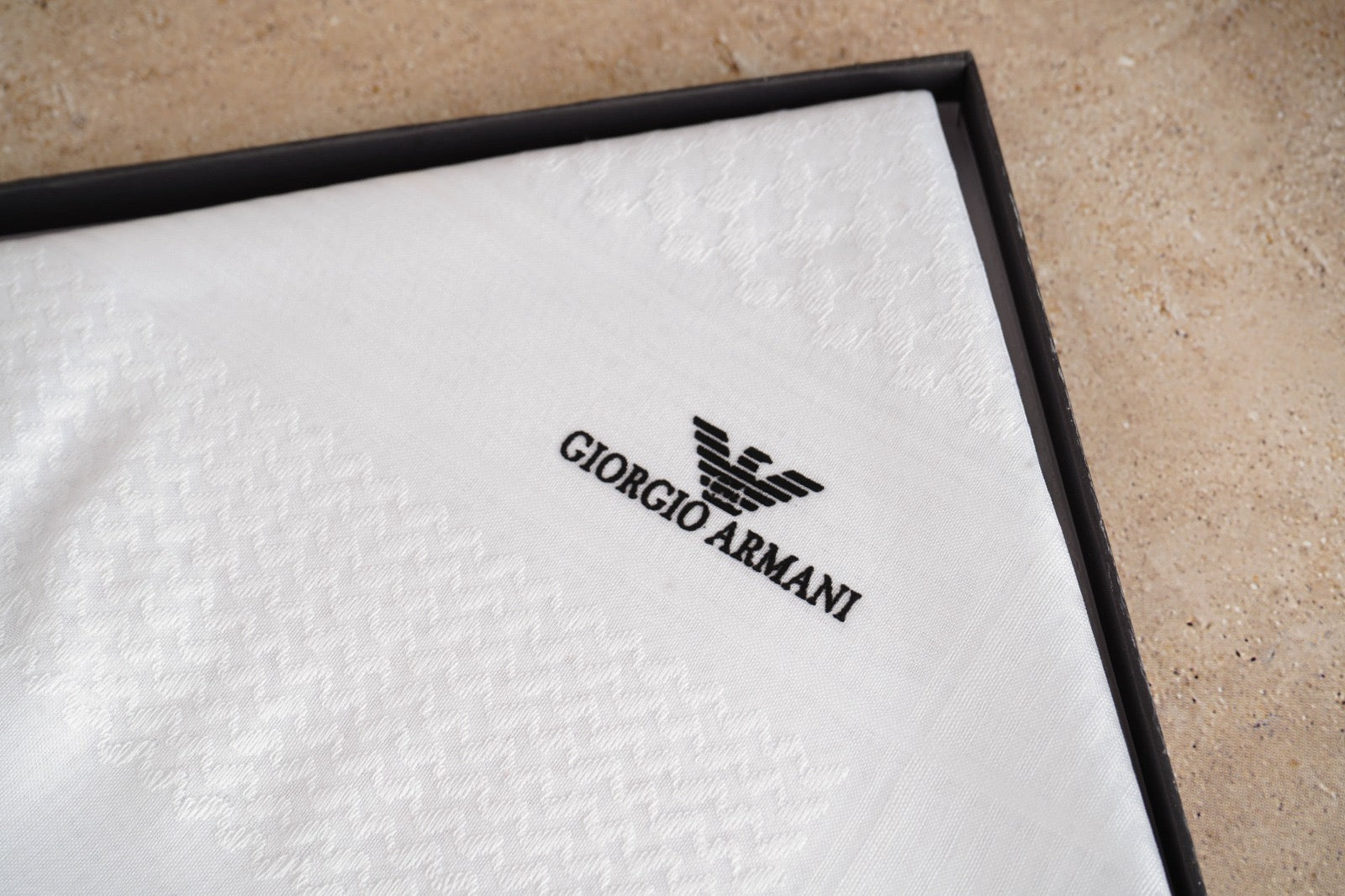 شماغ جورجيو أرماني أبيض