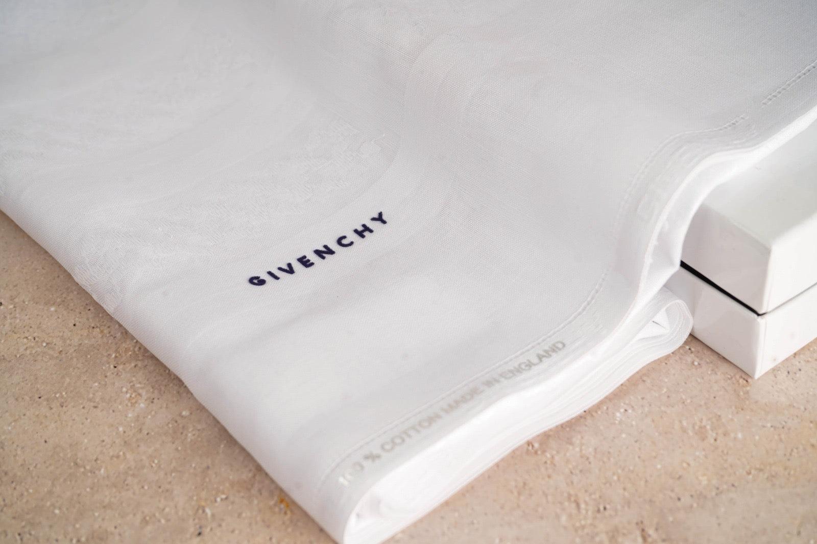 شماغ جفنشي أبيض