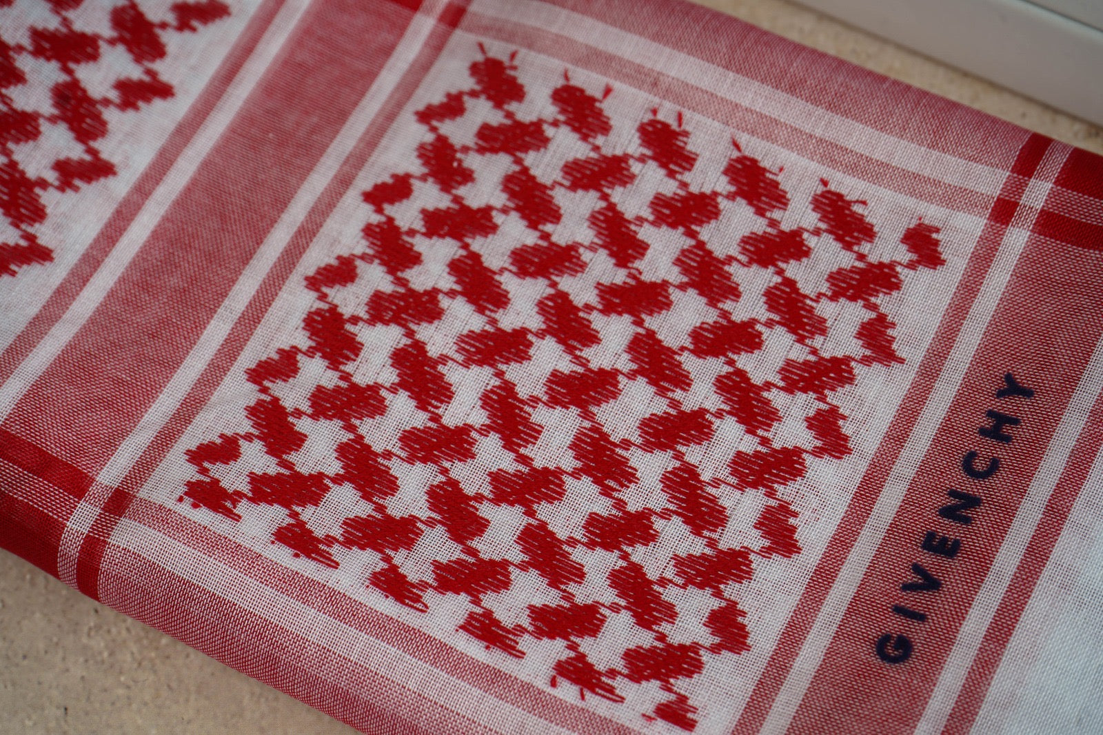 شماغ جيفنشي الأحمر