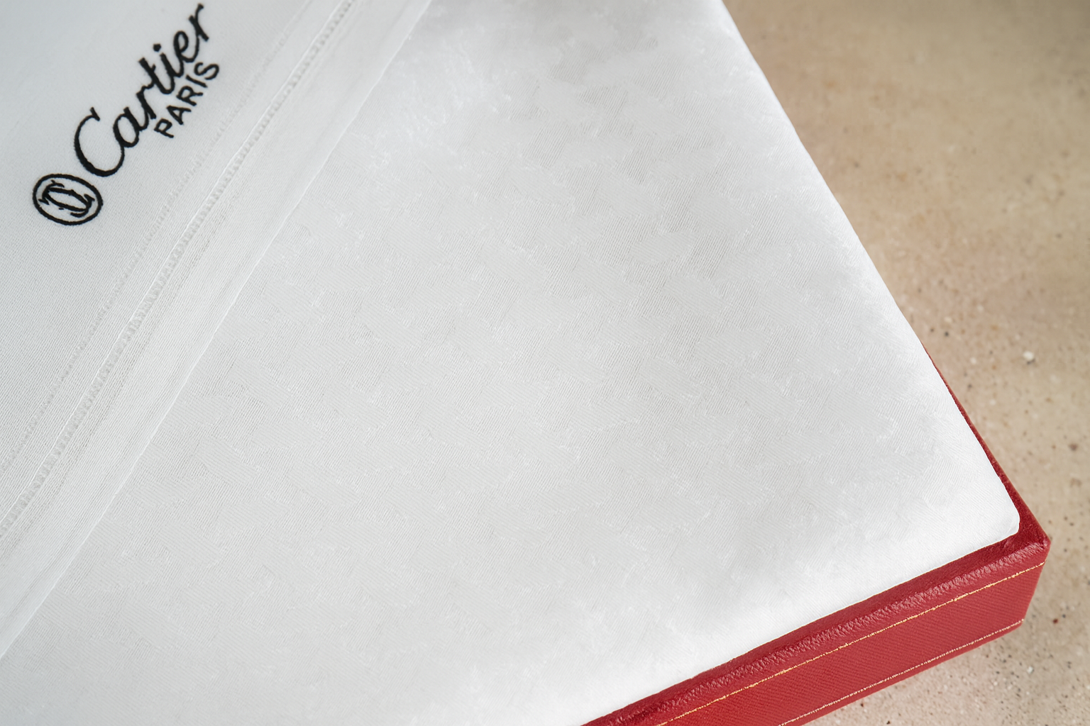 شماغ كارتير أبيض