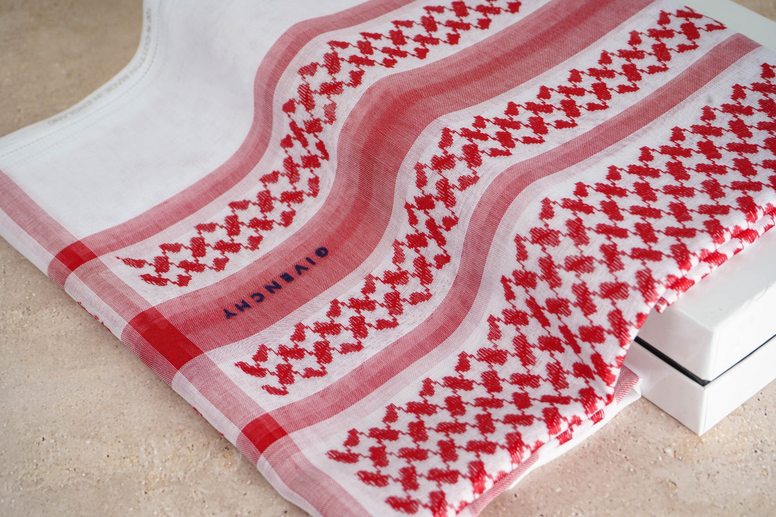 شماغ جيفنشي أحمر