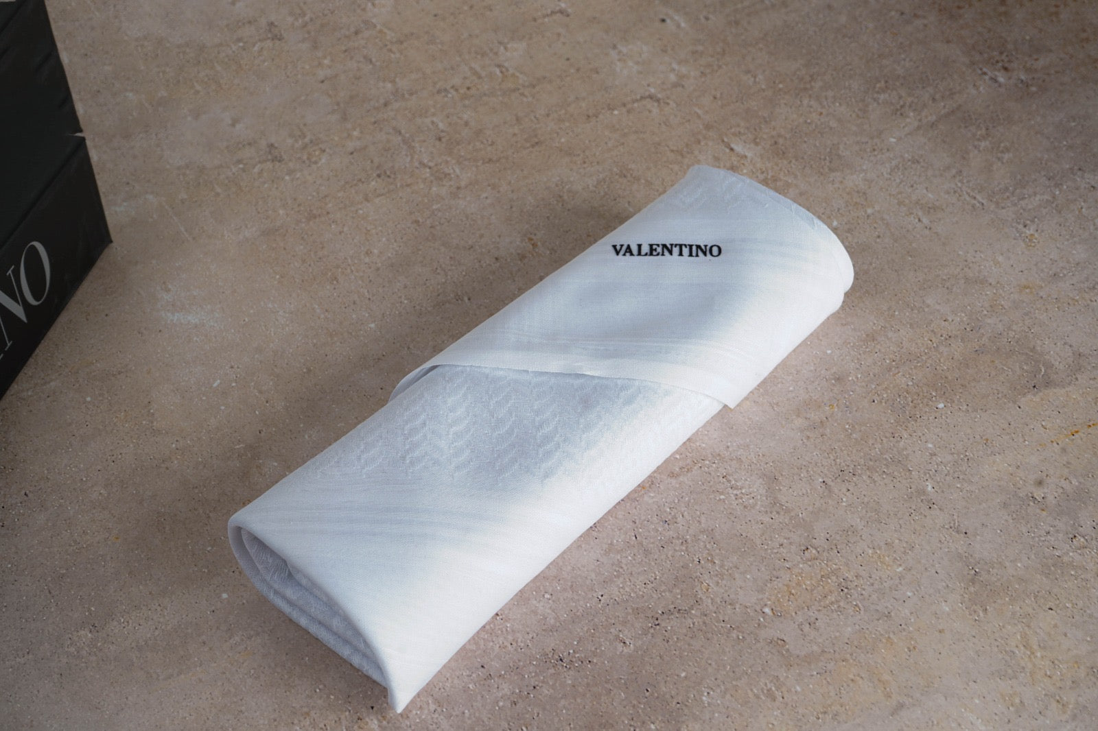 شماغ فلنتينو أبيض