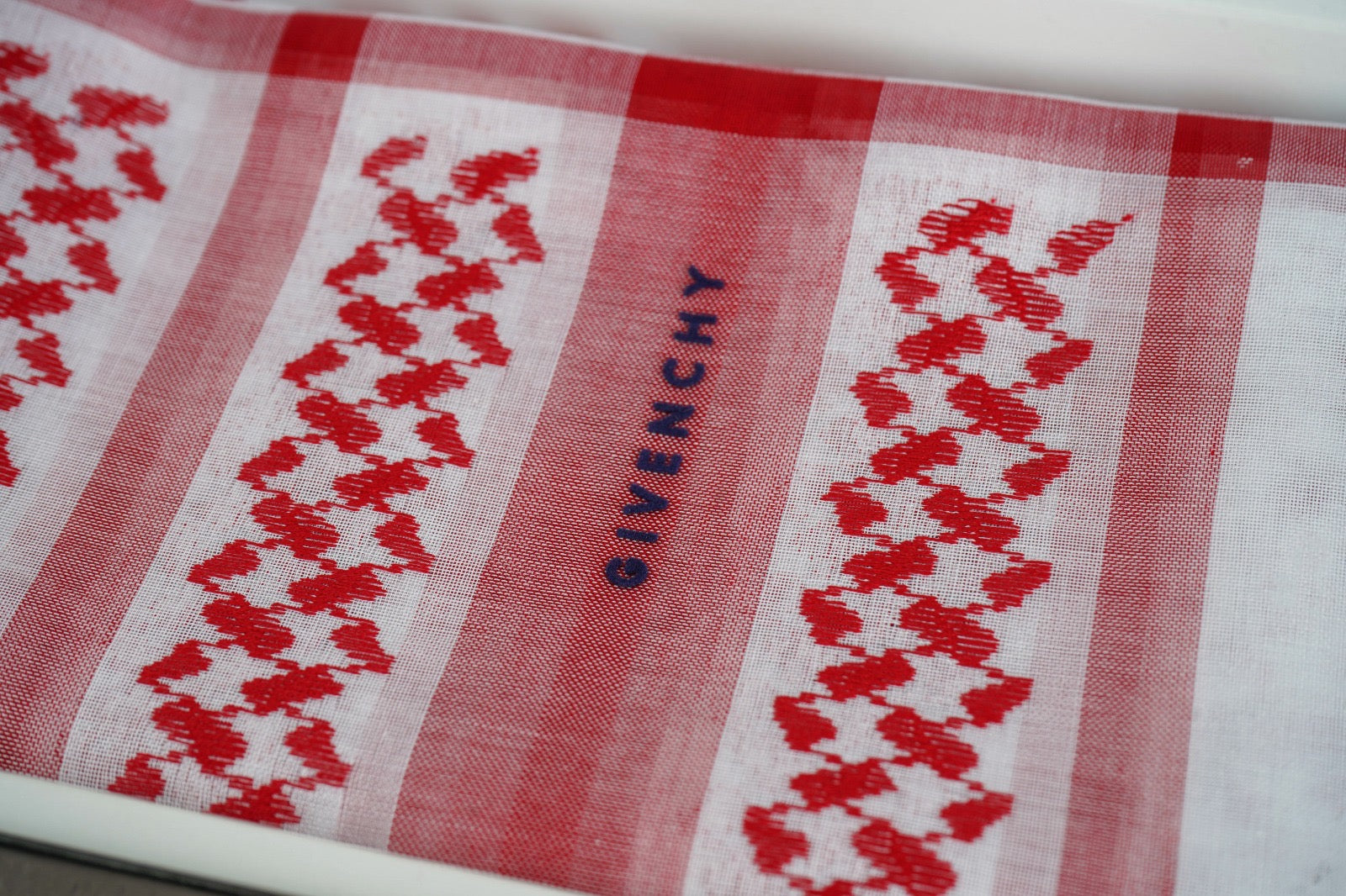 شماغ جيفنشي أحمر