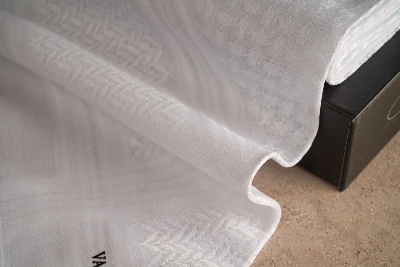 شماغ فلنتينو أبيض