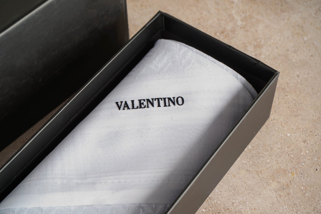 شماغ فلنتينو أبيض