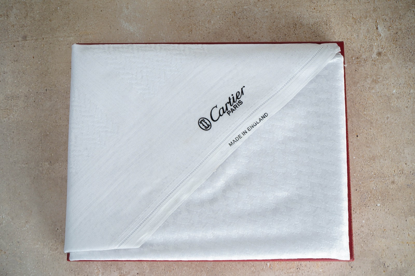 شماغ كارتير أبيض