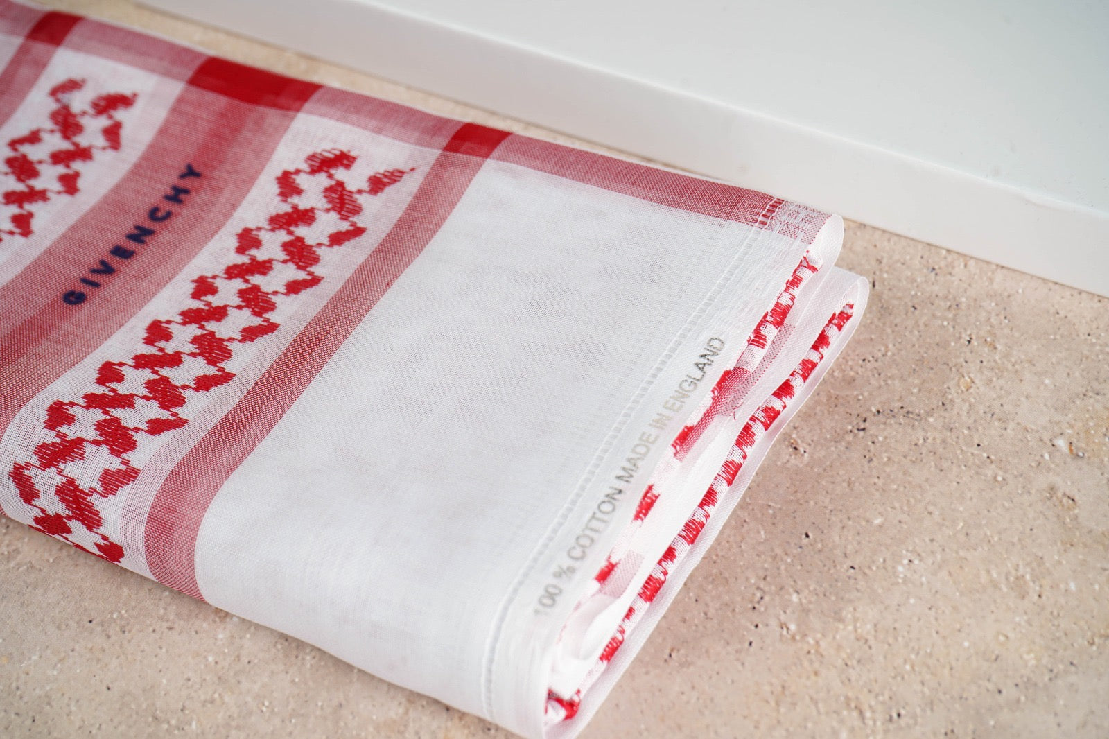 شماغ جيفنشي أحمر