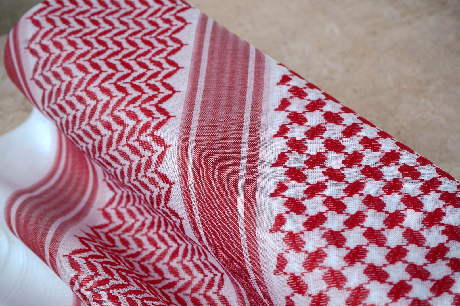 شماغ فلنتينو أحمر