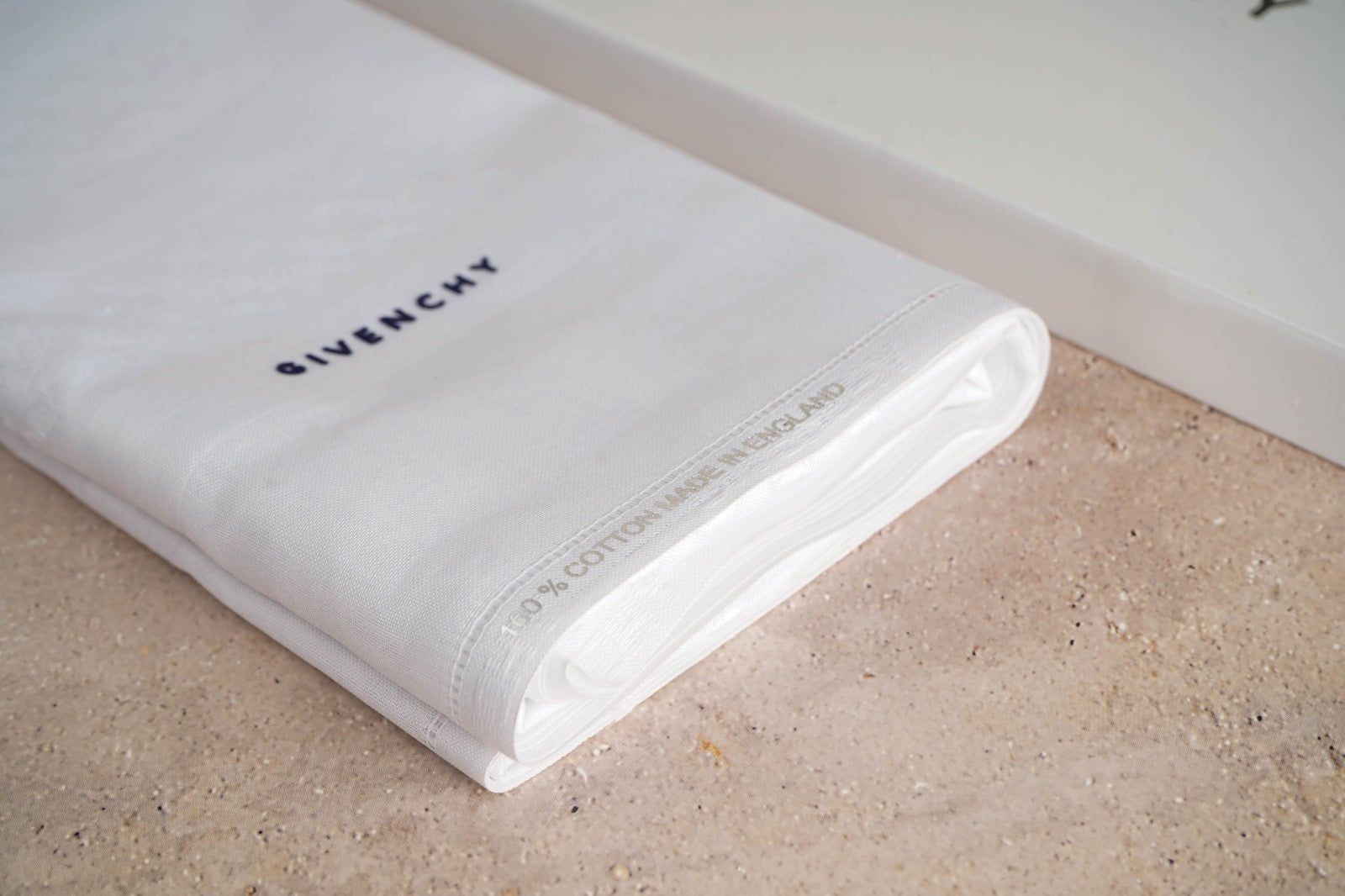 شماغ جفنشي أبيض