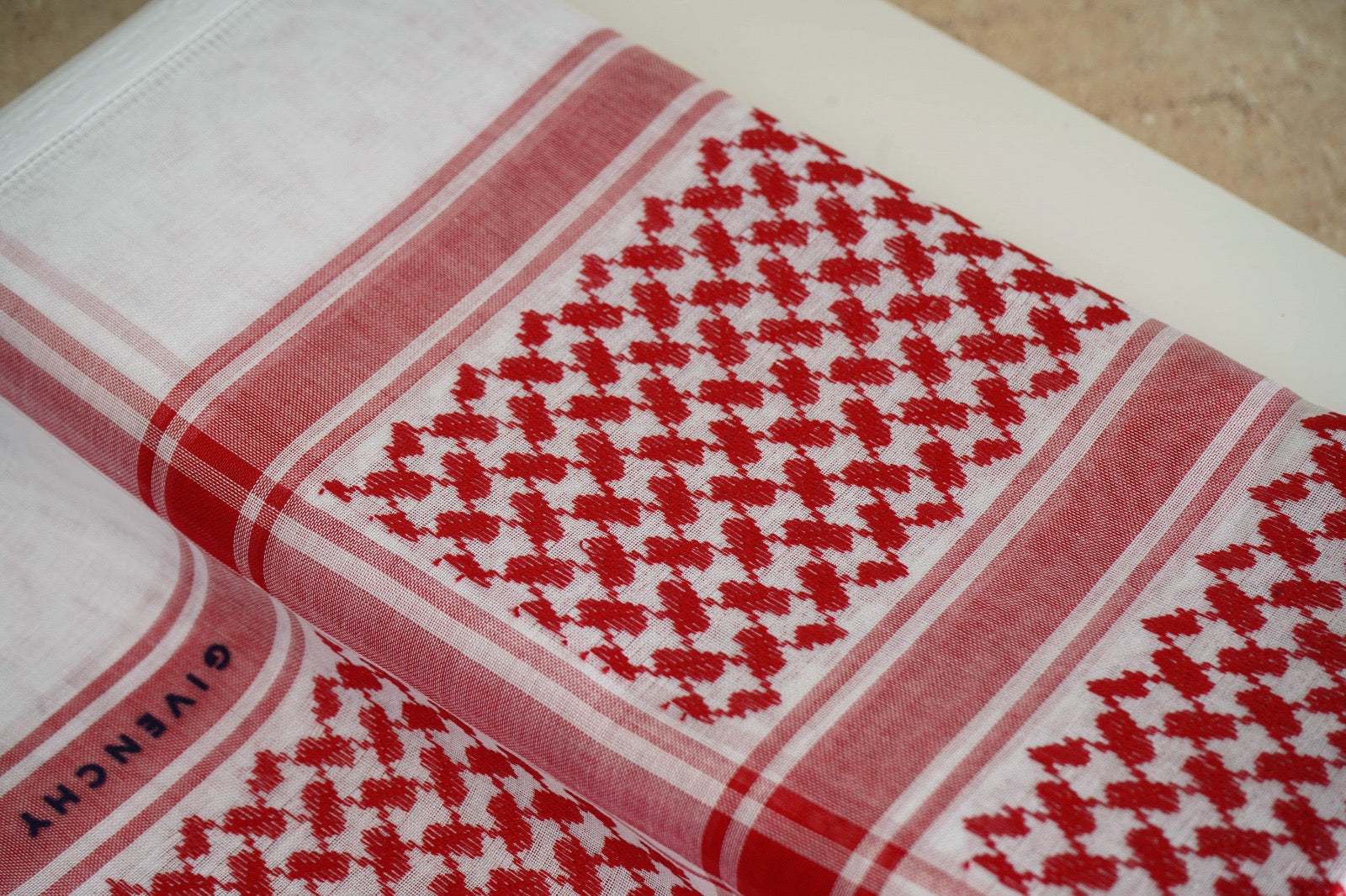 شماغ جيفنشي الأحمر