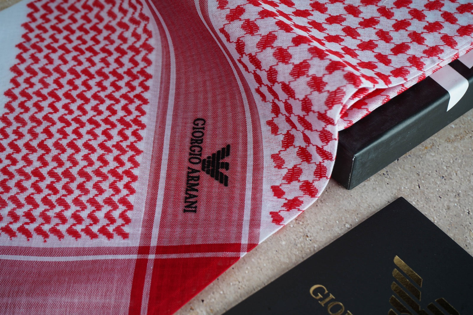 شماغ جورجيو أرماني أحمر