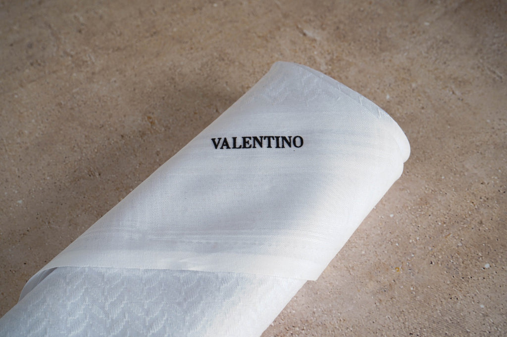 شماغ فلنتينو أبيض