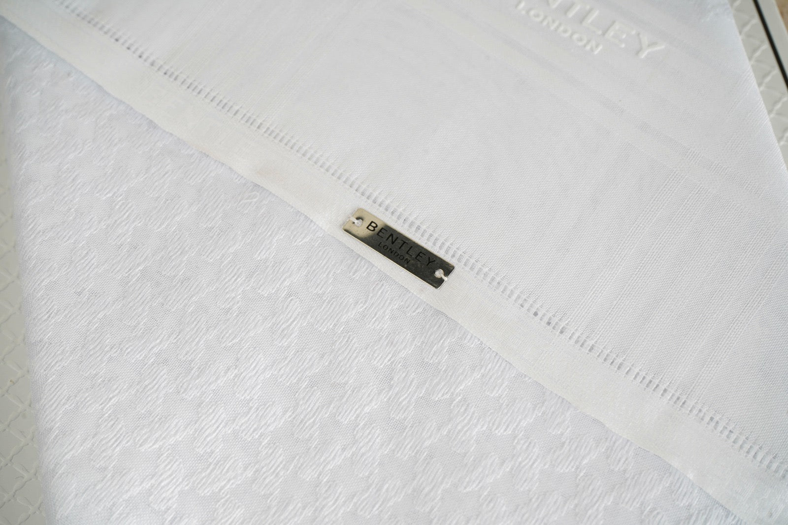 شماغ بنتلي ابيض