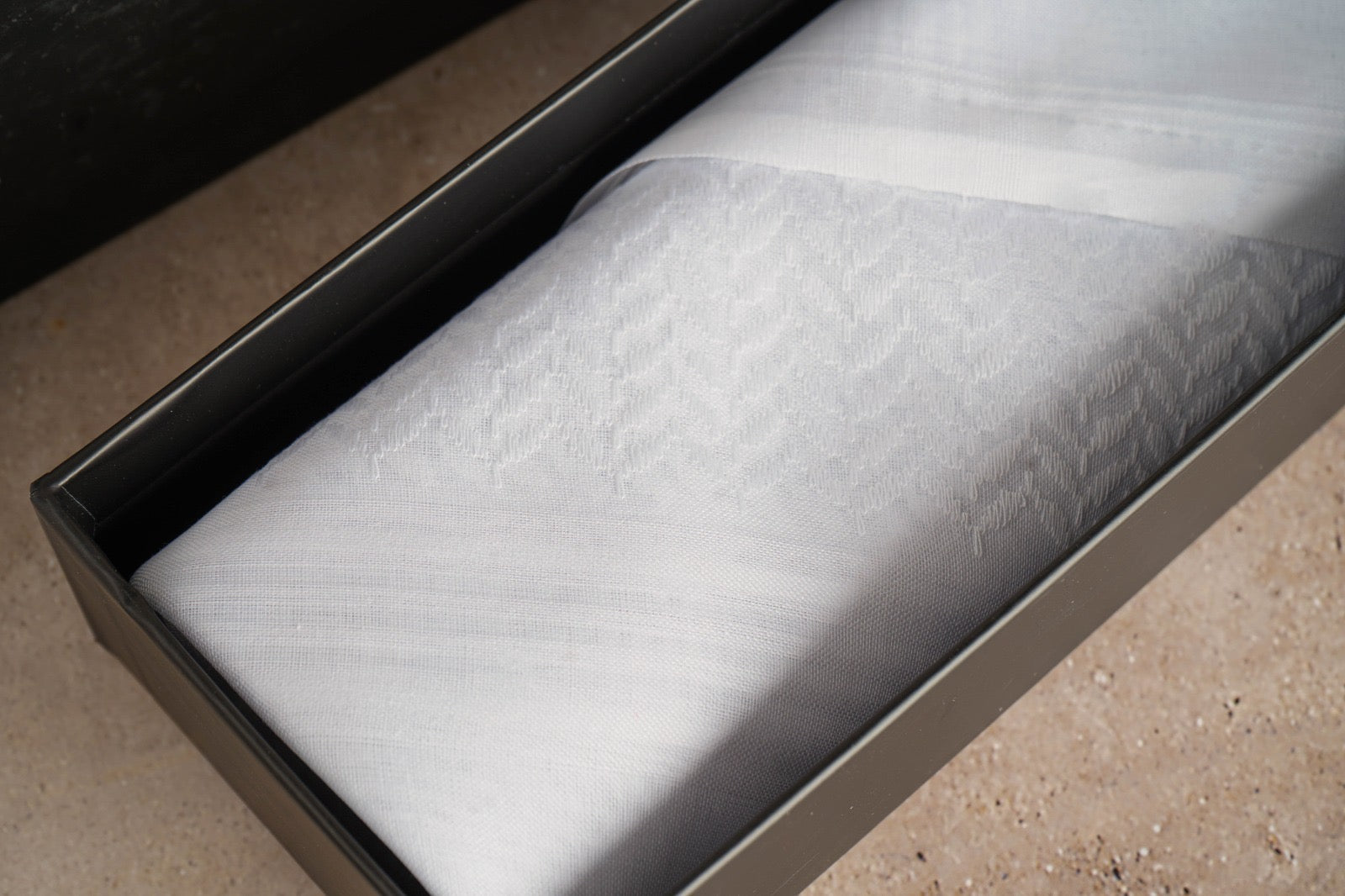 شماغ فلنتينو أبيض