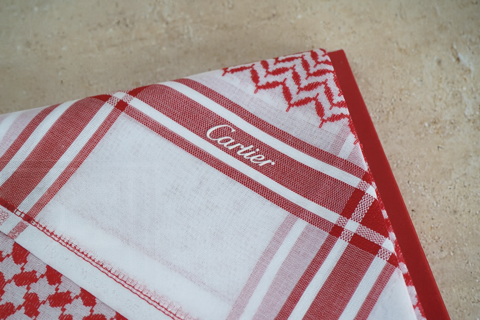 شماغ كارتير أحمر